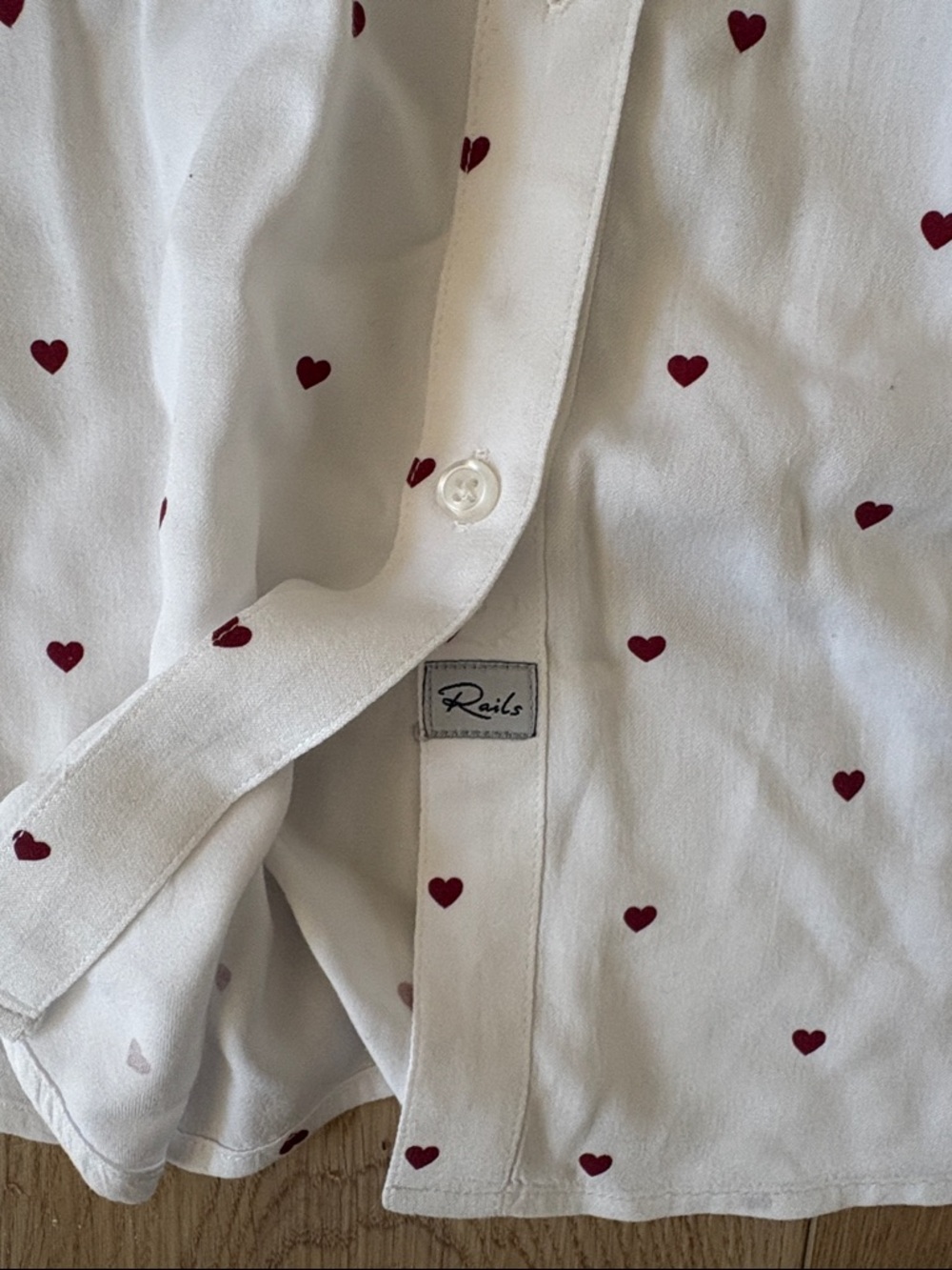 Rails Women's Heart Print Button Down Shirt Size M White Red Hearts Blouse - Picture 3 of 6